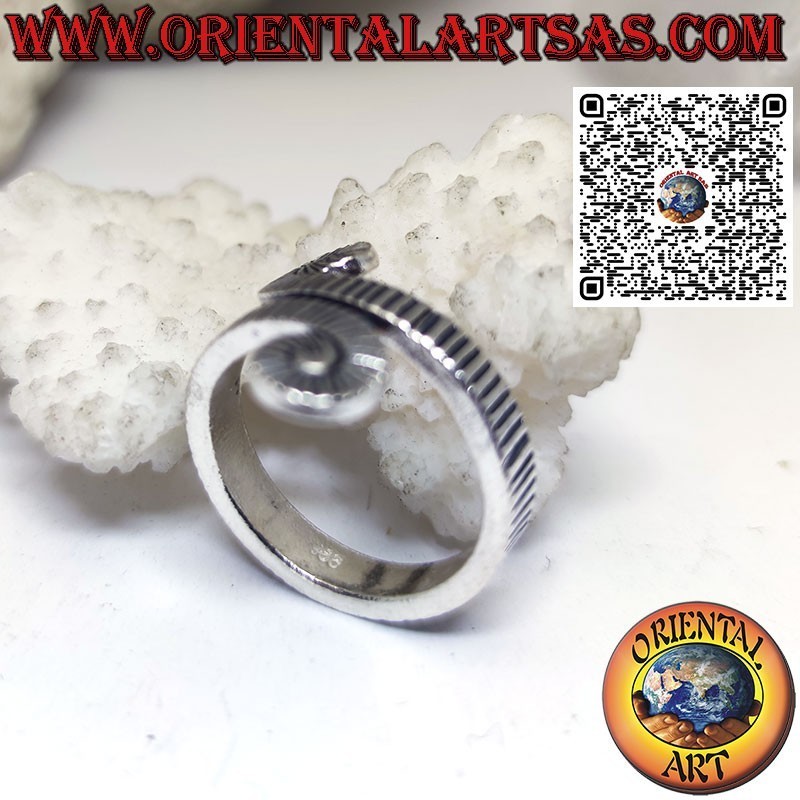 Anillo de plata en espiral tallado hecho a mano por los Karen