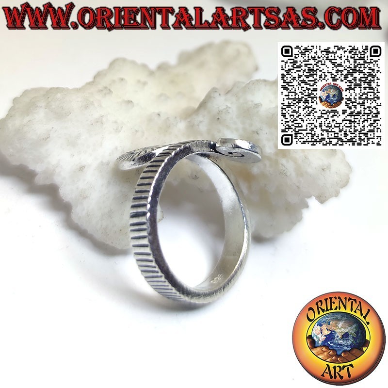 Anillo de plata en espiral tallado hecho a mano por los Karen