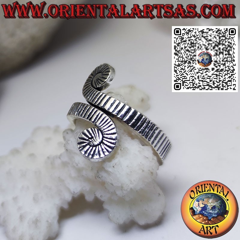 Anillo de plata en espiral tallado hecho a mano por los Karen