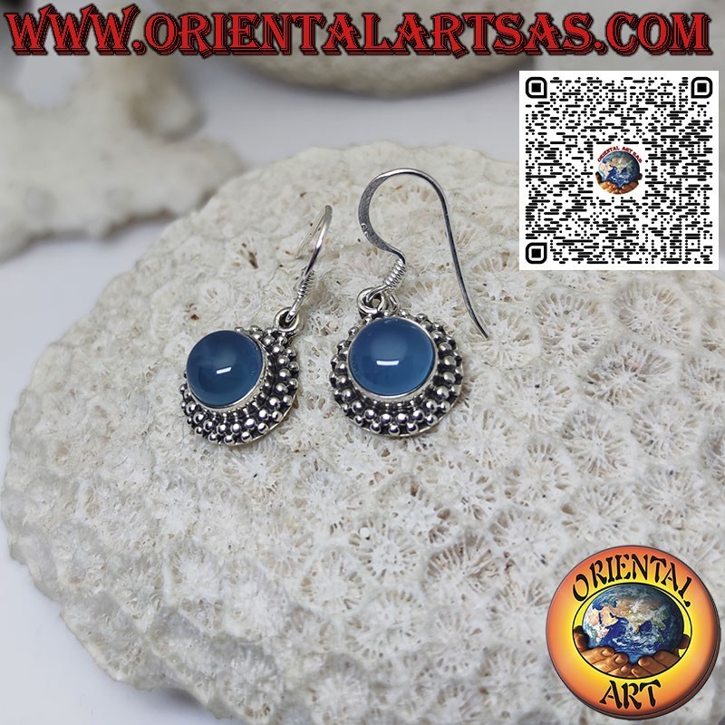 Boucles d'oreilles en argent avec agate bleue ronde entourée de 2 rangées de sphères