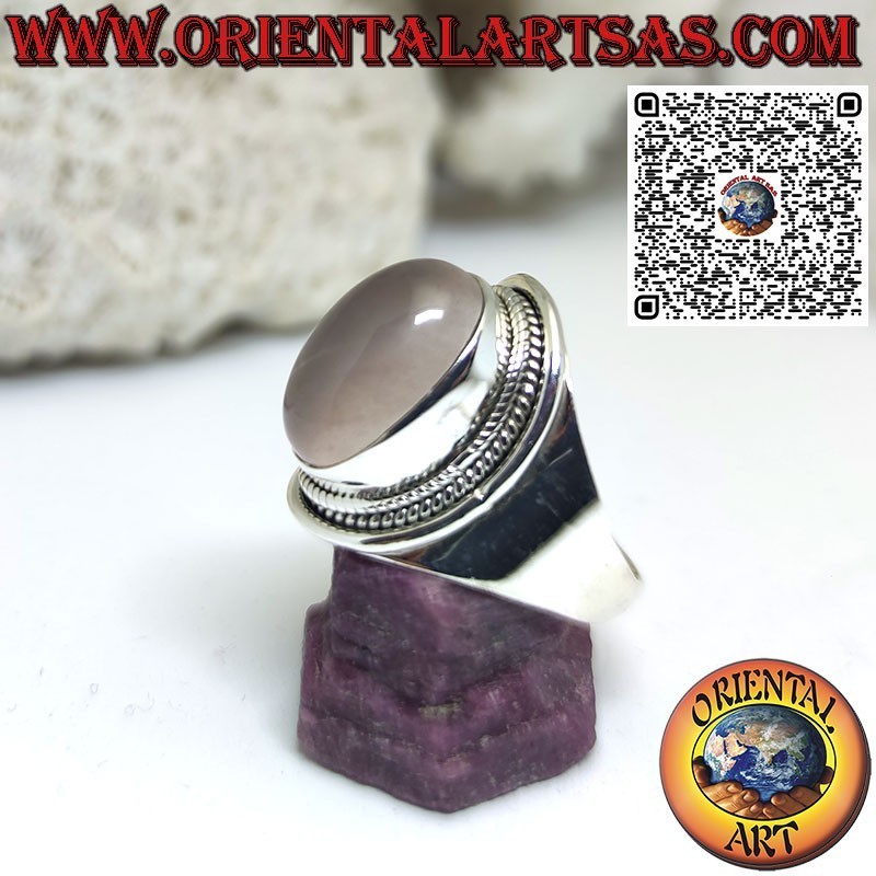Anillo de plata con cuarzo rosa natural ovalado y engaste envolvente
