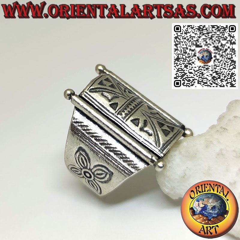 Bague en argent avec bande tribale sculptée à la main Karen