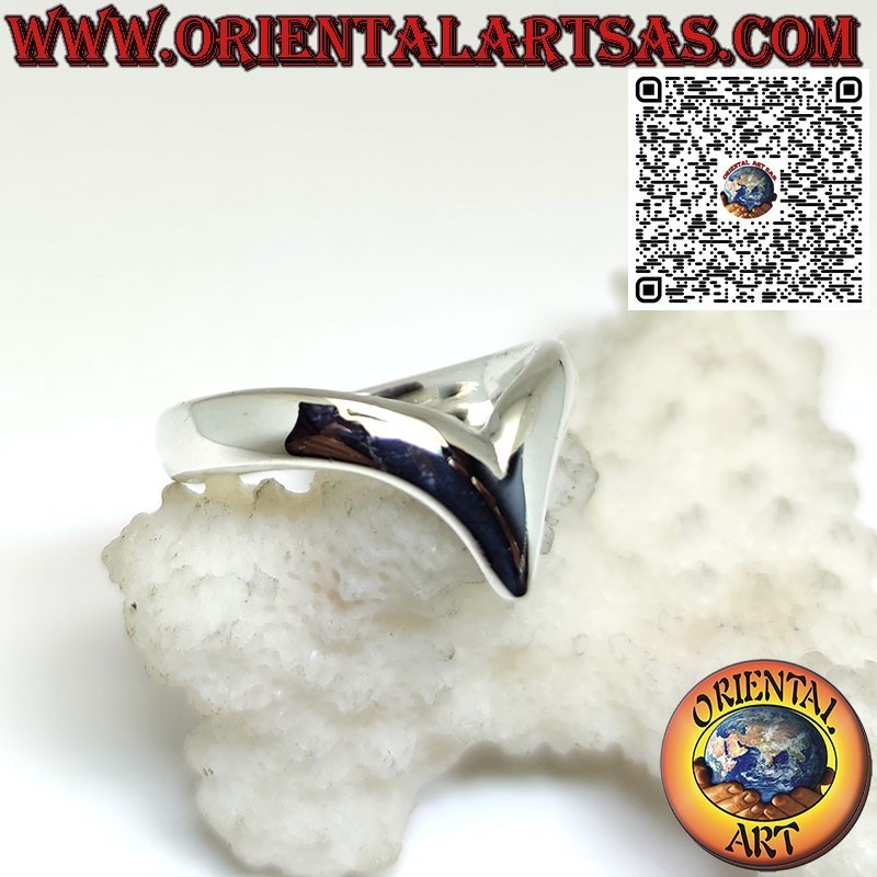 Anillo liso de plata en forma de V símbolo del amor intenso y apasionado