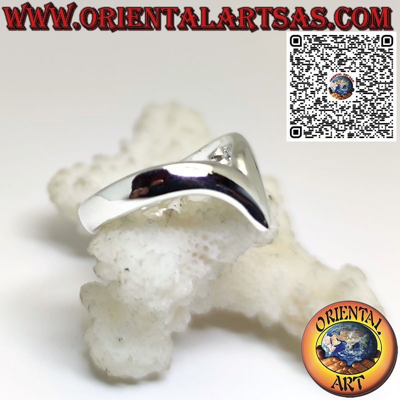 Anillo liso de plata en forma de V símbolo del amor intenso y apasionado