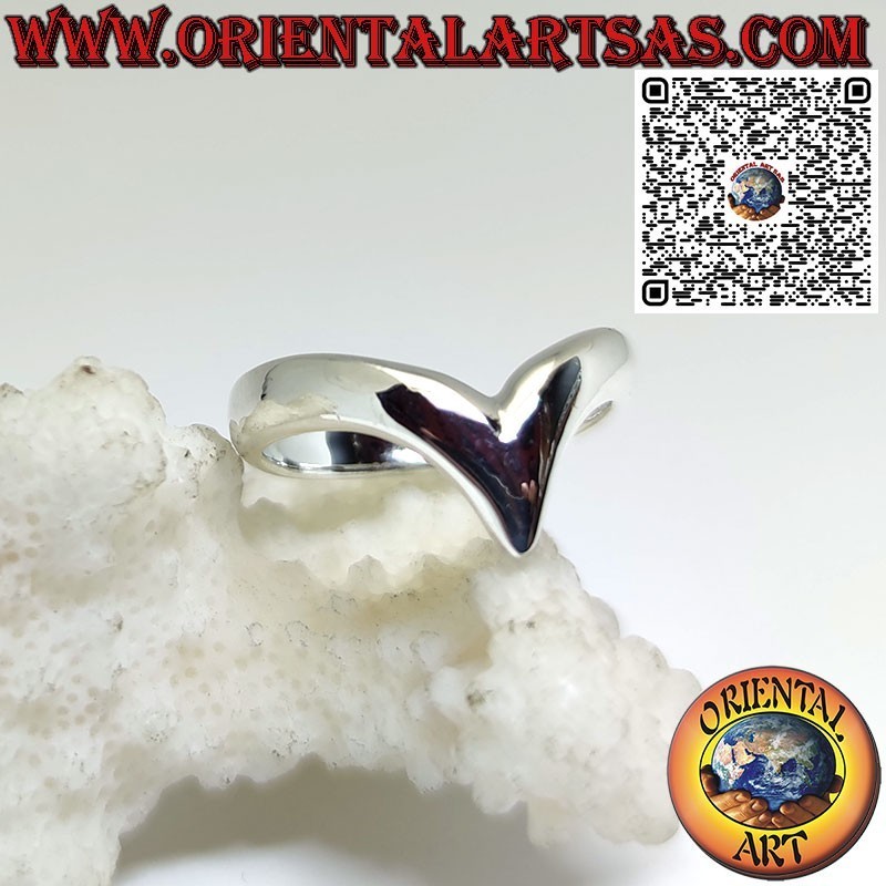 Smooth V-shaped silver ring symbol of intense and passionate love