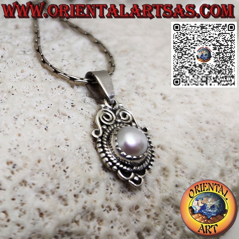 Pendentif en argent avec perle sertie et entourée de style baroque