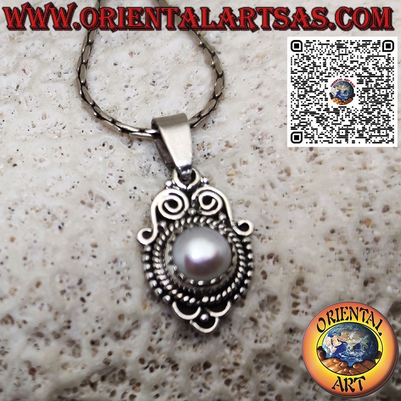 Pendentif en argent avec perle sertie et entourée de style baroque