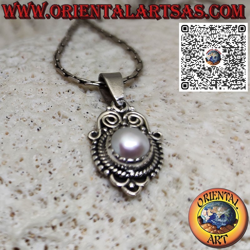 Pendentif en argent avec perle sertie et entourée de style baroque