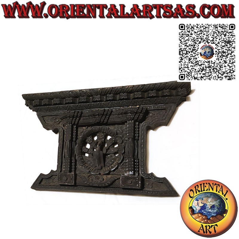 Ventana de pavo real de madera típica tradicional de Bhaktapur Nepal