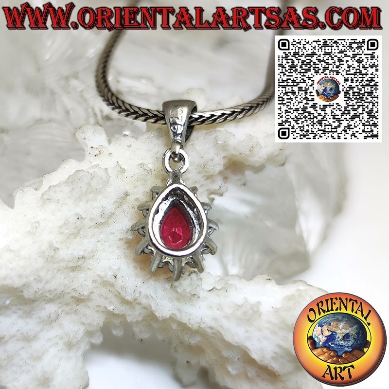 Pendentif en argent avec grenat en forme de goutte et entouré de zircons ronds