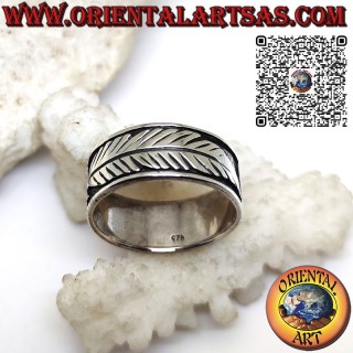 Anillo de banda de plata de 9 mm. con dos plumas en bajo relieve