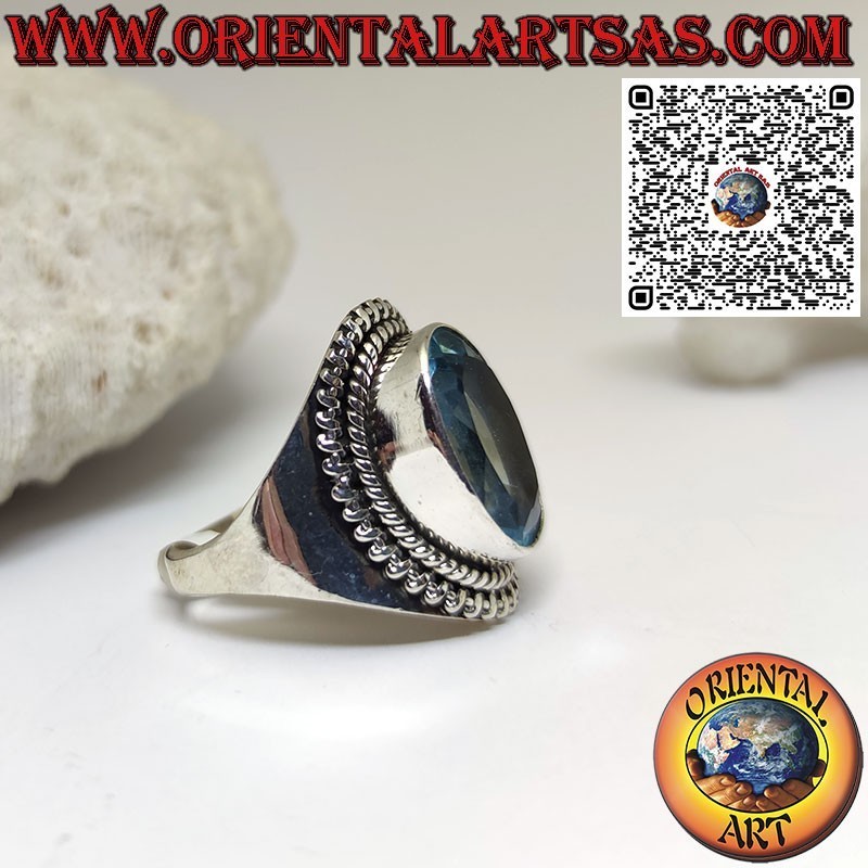 Anello in argento con topazio azzurro ovale grande su montatura larga