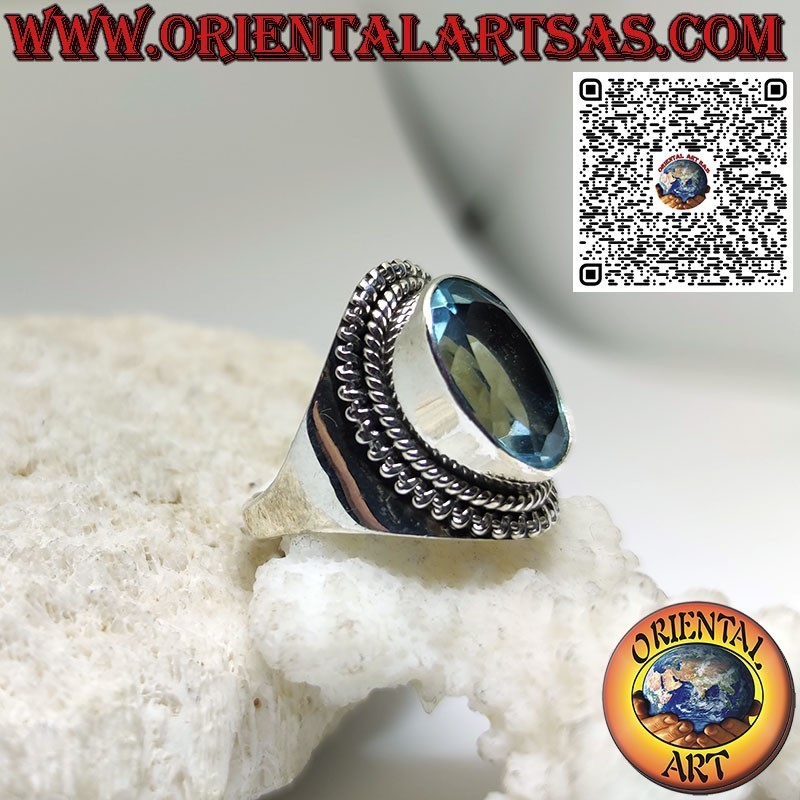 Anillo de plata con gran topacio azul ovalado en engaste ancho