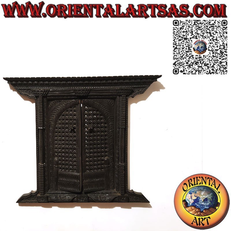 Pequeña y antigua ventana de 2 paneles de madera tallada Bhaktapur Nepal