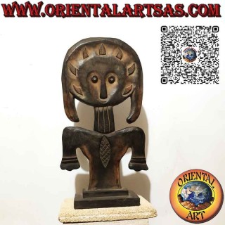 Tótem papú que representa una antigua divinidad ancestral primitiva