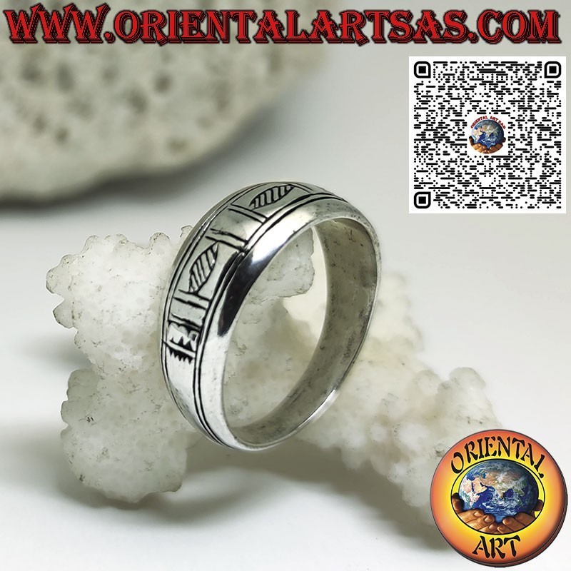 Bague en forme de croissant en argent avec gravures géométriques faites à la main