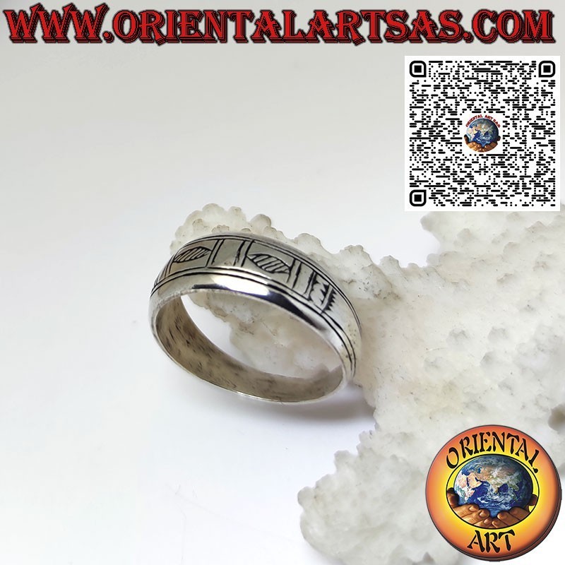 Anillo de media luna de plata con grabados geométricos hechos a mano