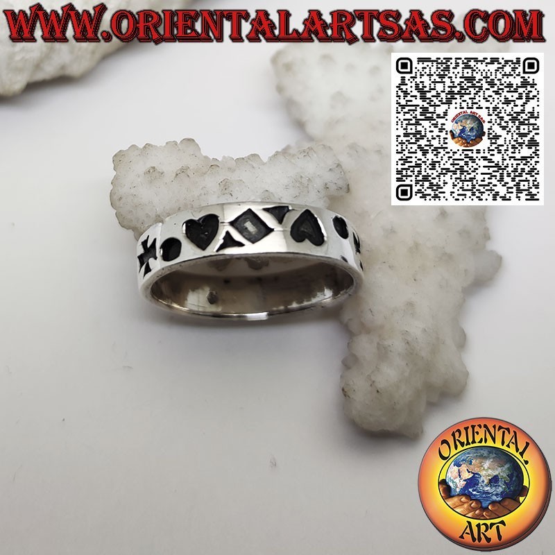 Anillo de plata con grabados de estrella, cruz, corazón y rombos.