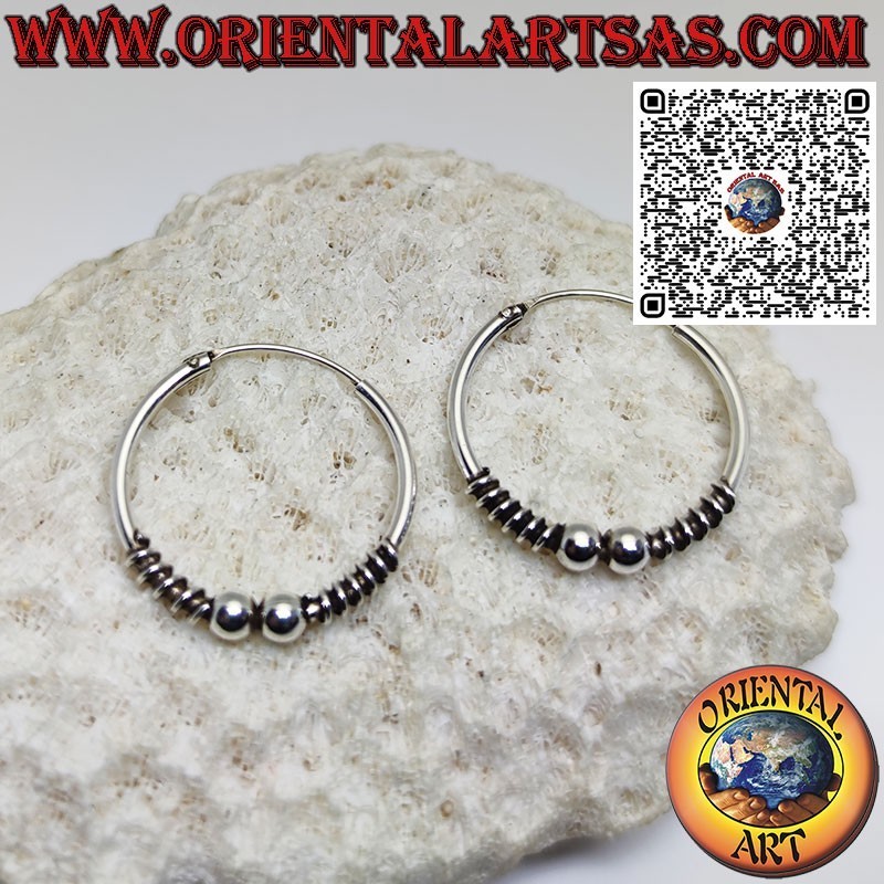 Anillo de plata con círculo de 25 mm. con espirales y 2 esferas centrales