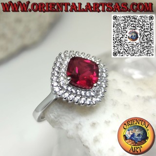 Anello in argento con rubino sintetico contornato da 2 file di zirconi