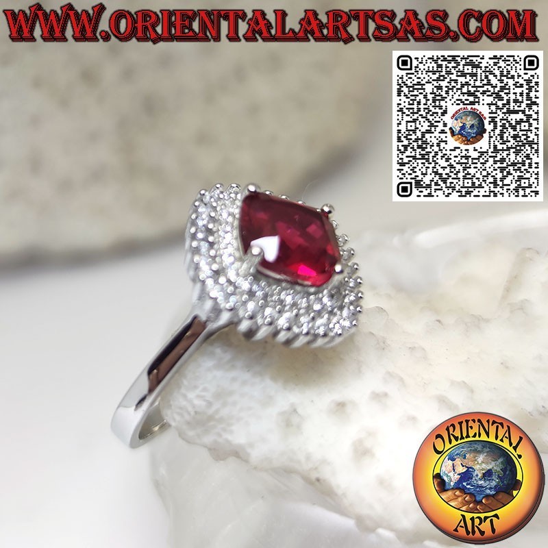 Anello in argento con rubino sintetico contornato da 2 file di zirconi
