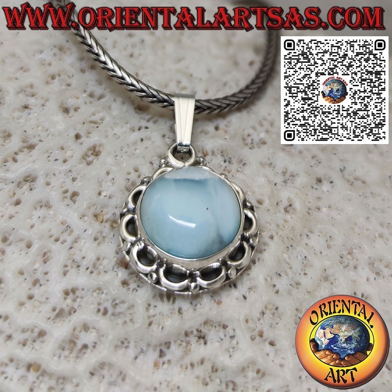 Silberanhänger mit rundem Natur-Larimar, umgeben von Halbkreisen