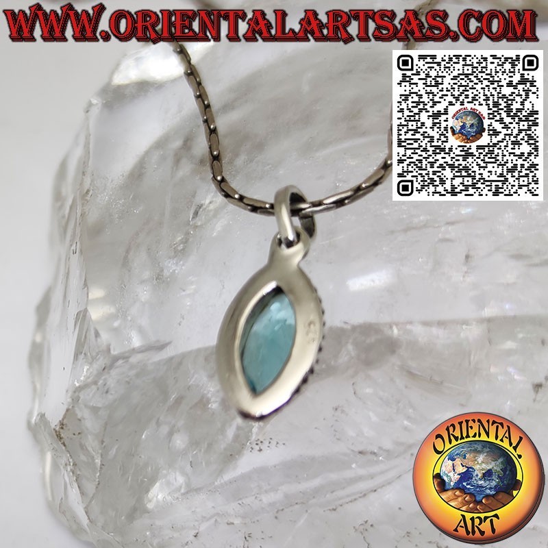 Colgante de plata con topacio lanzadera azul rodeado por una trenza