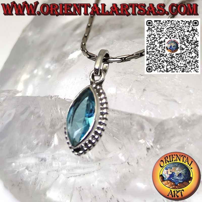 Colgante de plata con topacio lanzadera azul rodeado por una trenza