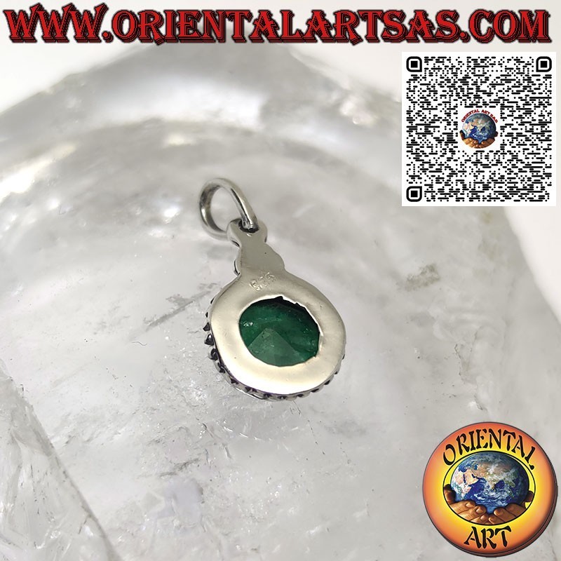 Colgante de plata con esmeralda natural redonda rodeada de puntos.