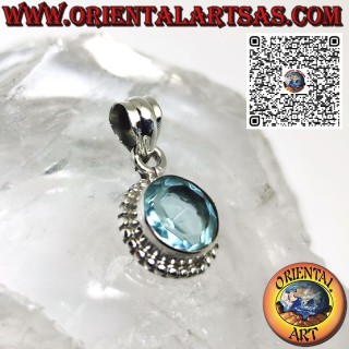 Ciondolo in argento con topazio azzurro a tondo  contornato da pallini