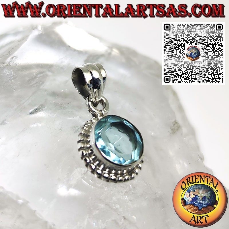 Ciondolo in argento con topazio azzurro a tondo  contornato da pallini