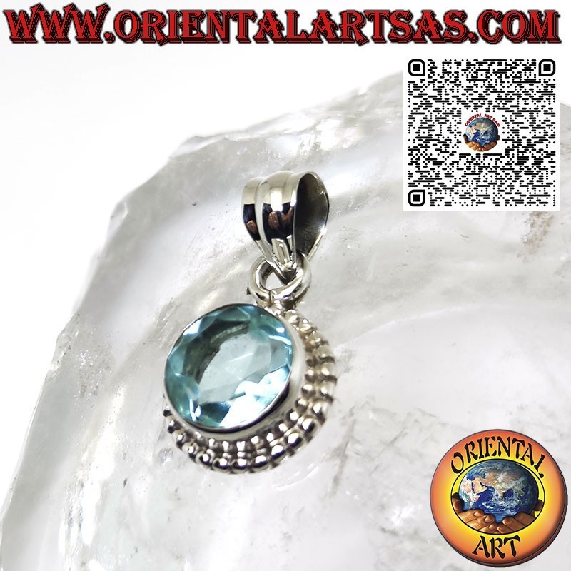 Pendentif en argent avec topaze bleue ronde entourée de points