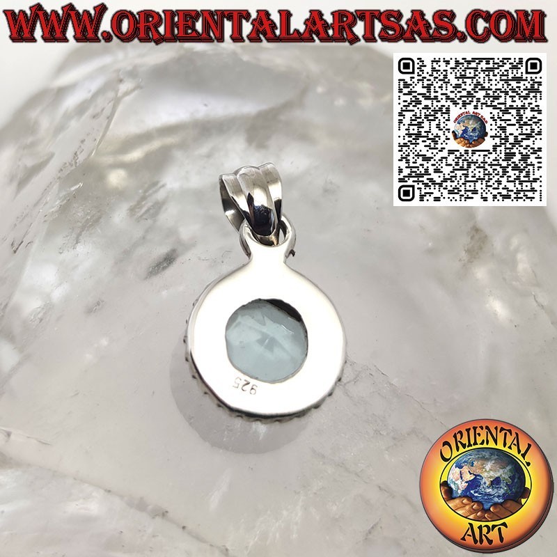 Ciondolo in argento con topazio azzurro a tondo  contornato da pallini