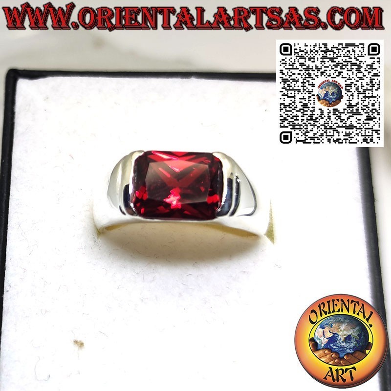 Bague en argent avec grenat rectangulaire serti en croix