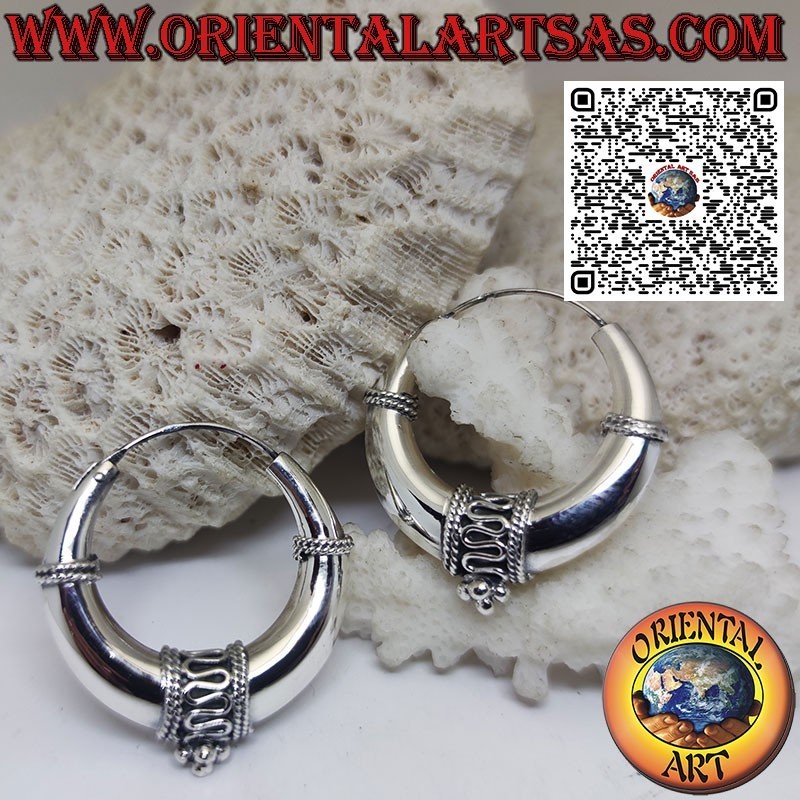 Orecchini in argento a cerchio mezzaluna decorato ad onde da 32 mm.