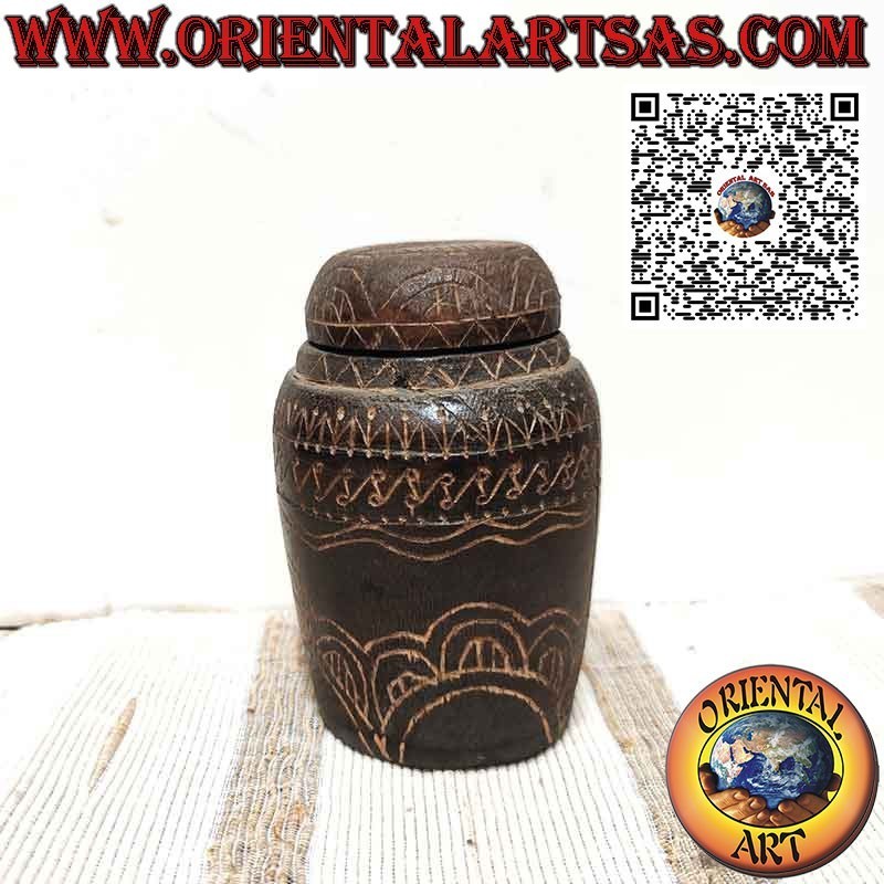 Antiguo recipiente cilíndrico de madera y bambú grabado por Dayak Borneo