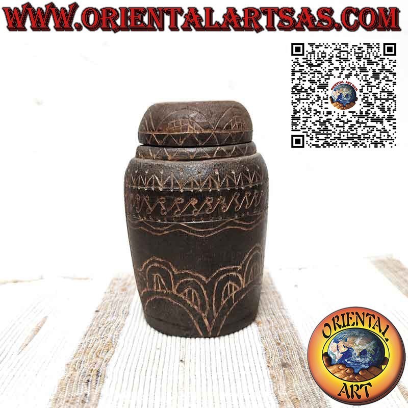 Antiguo recipiente cilíndrico de madera y bambú grabado por Dayak Borneo