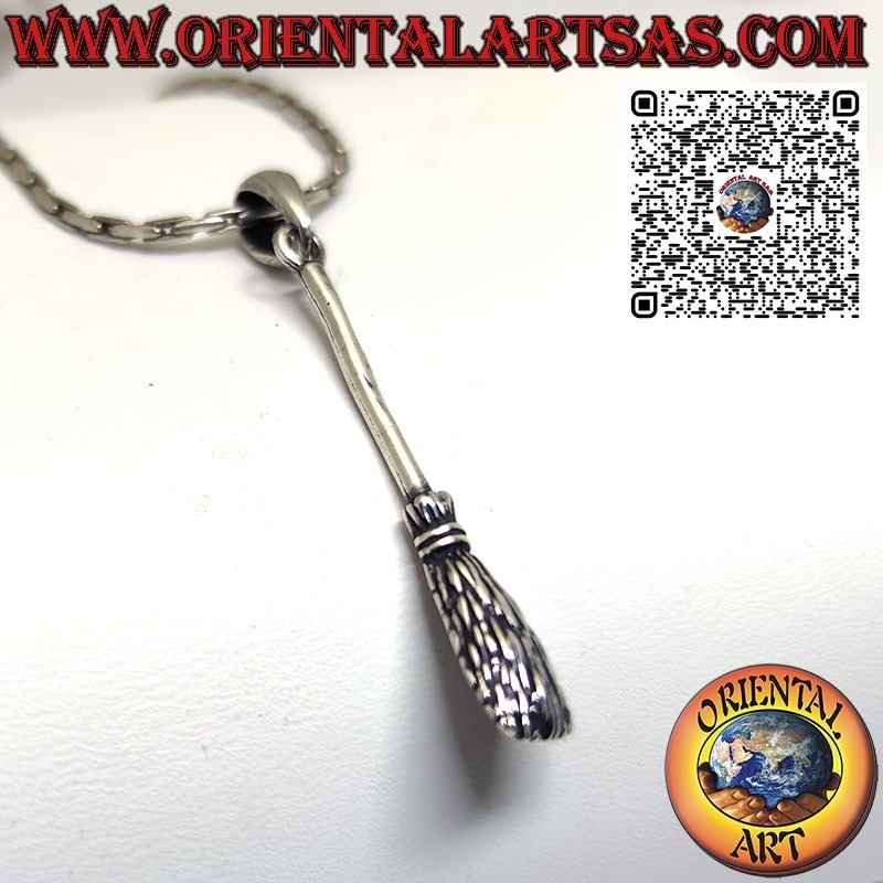 Pendentif en argent du balai de sorcière éloigne les énergies négatives