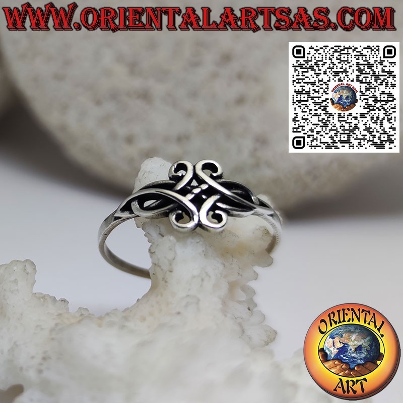 Silver ring with Celtic knot of the couple's infinite love