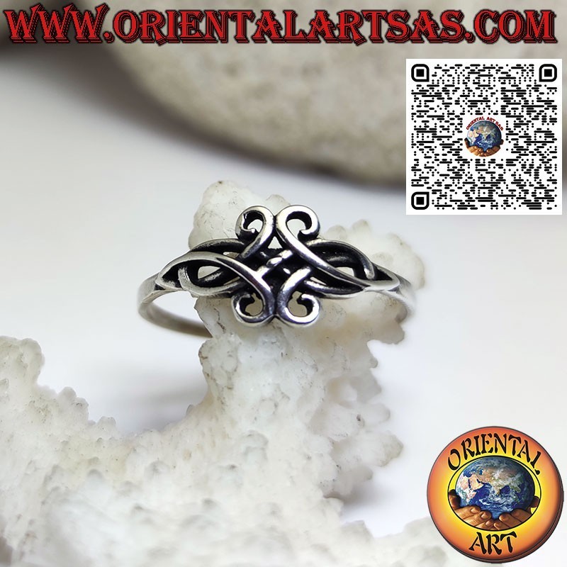 Silver ring with Celtic knot of the couple's infinite love