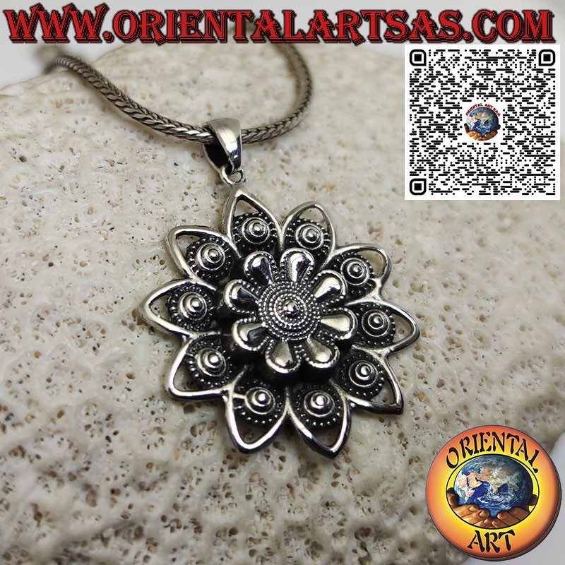 Pendentif en argent fleur de lotus, la fleur sacrée de l'hindouisme et du bouddhisme