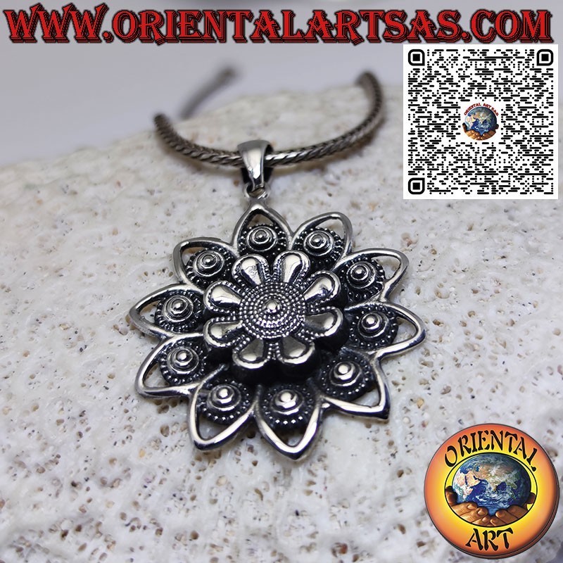 Colgante de plata con flor de loto, la flor sagrada del hinduismo y el budismo