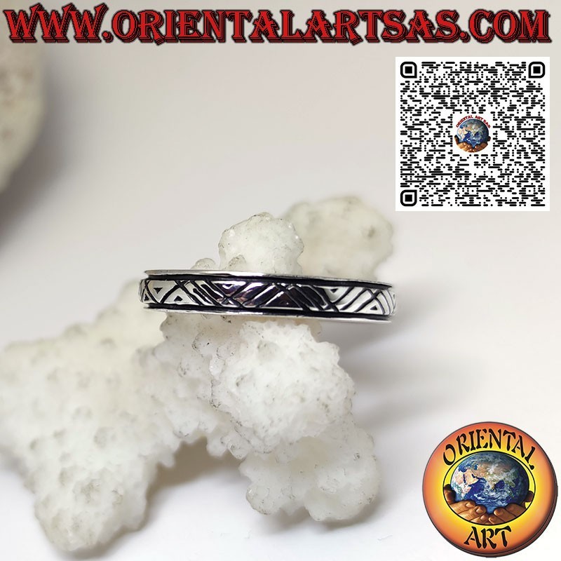Silver band ring with asymmetrical oblique striped carvings