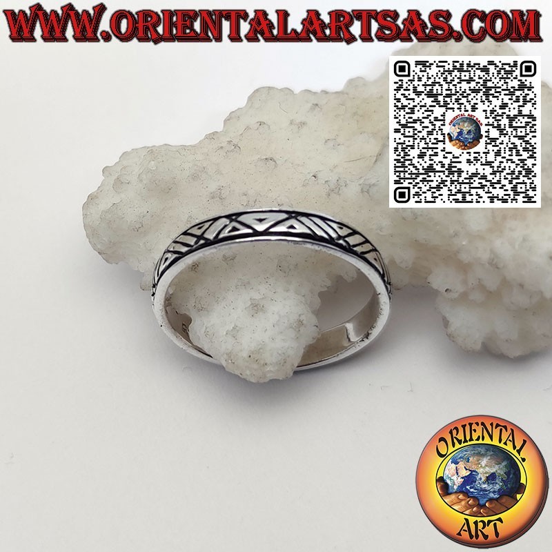 Anello a fedina in argento con intagli a righe oblique assimetriche