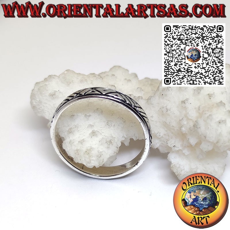 Anello a fedina in argento con intagli a righe oblique assimetriche