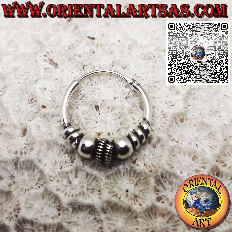 Boucle d'oreille en argent, cercle travaillé en spirale entre deux sphères de 16 mm