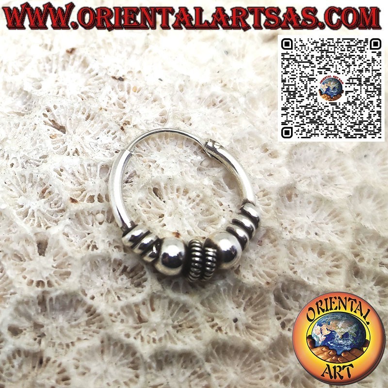 Pendiente de plata, círculo trabajado en espiral entre dos esferas de 16 mm