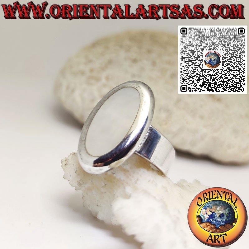 Bague en argent à large bandeau et nacre ovale à bord lisse