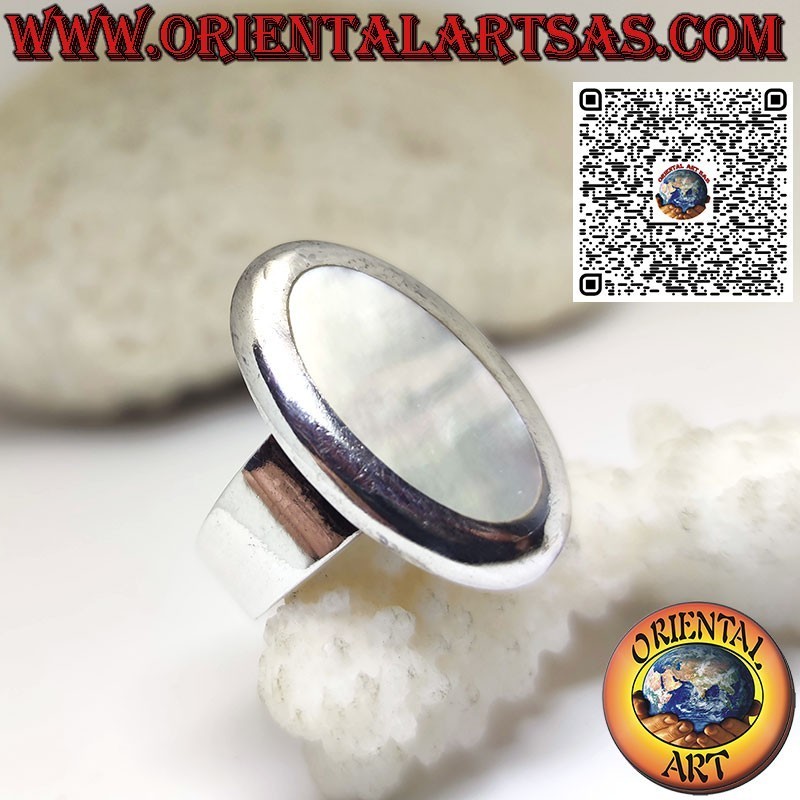 Bague en argent à large bandeau et nacre ovale à bord lisse