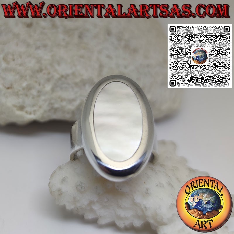 Anillo de plata con banda ancha y nácar ovalado con borde liso